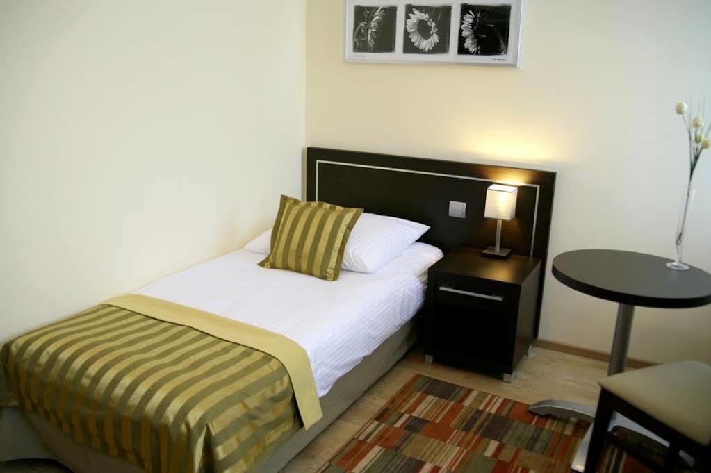 بوزنان Hotel Safir المظهر الخارجي الصورة