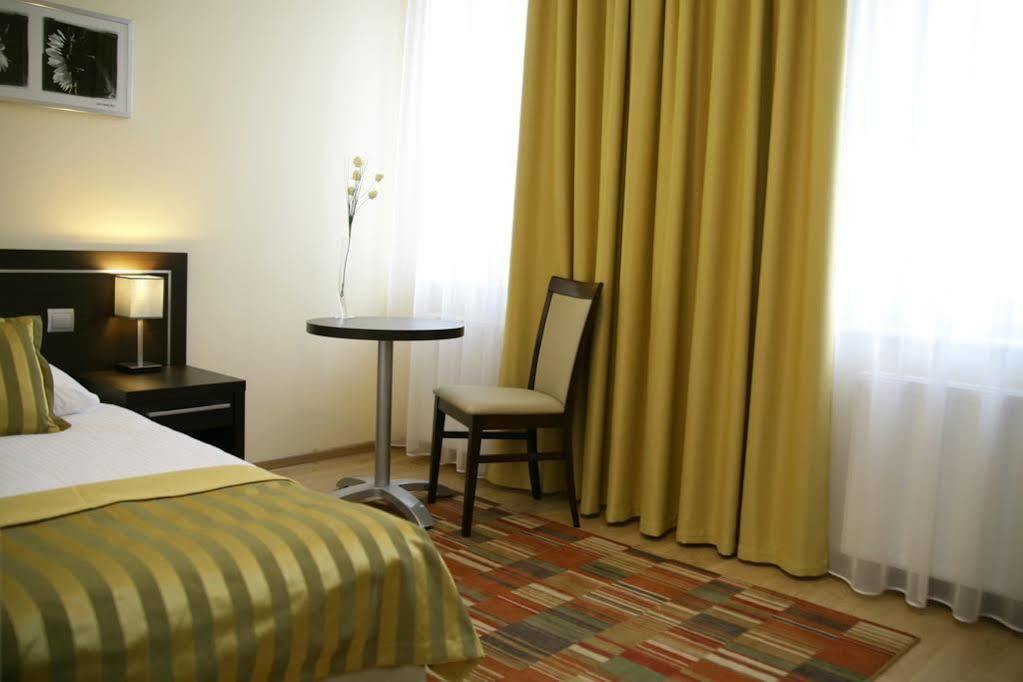 بوزنان Hotel Safir المظهر الخارجي الصورة