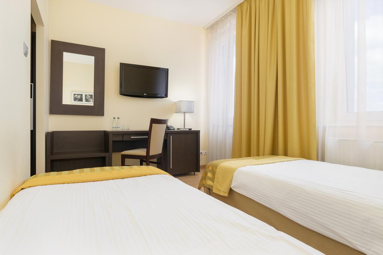 بوزنان Hotel Safir المظهر الخارجي الصورة