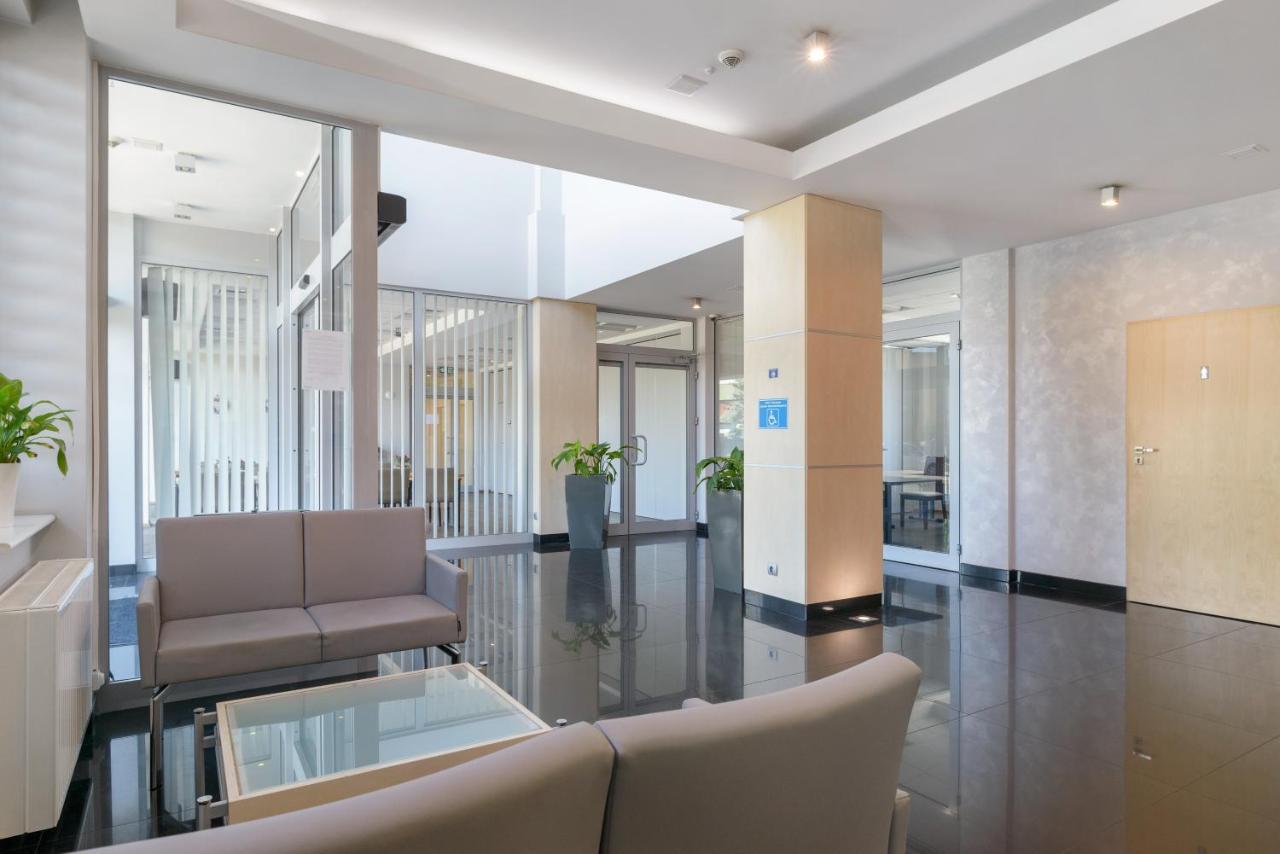 بوزنان Hotel Safir المظهر الخارجي الصورة