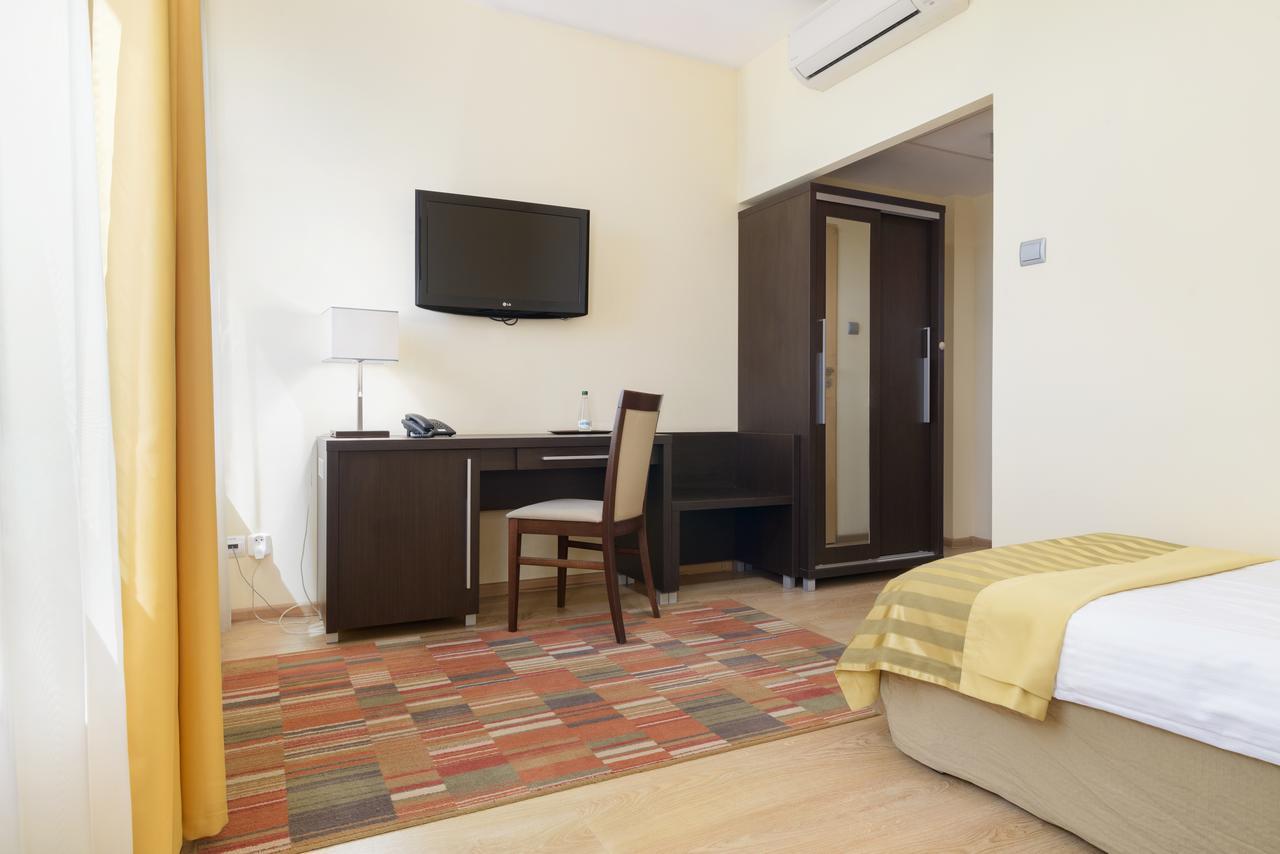 بوزنان Hotel Safir المظهر الخارجي الصورة