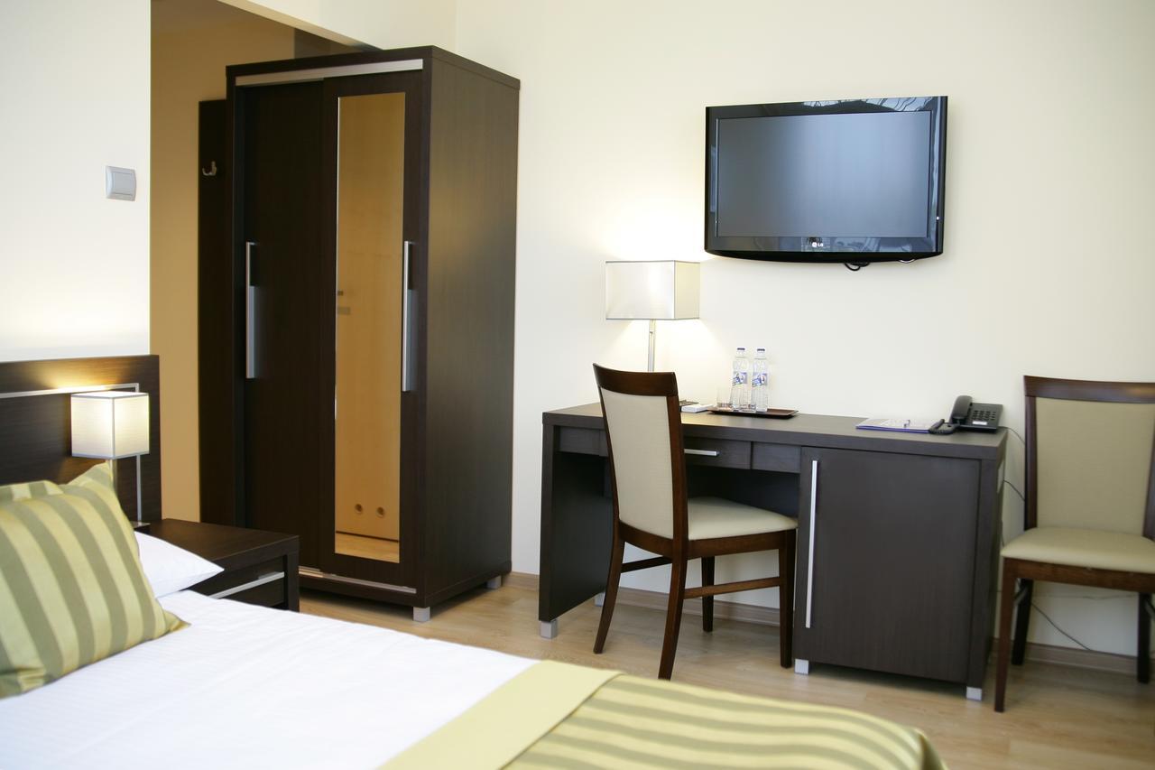 بوزنان Hotel Safir المظهر الخارجي الصورة